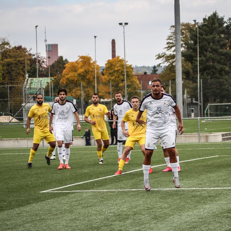 Fußballspieler warten auf einen Standard