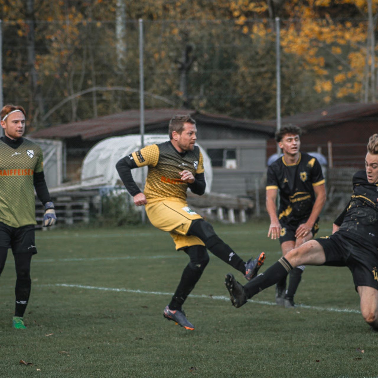 Fußballszene mit Torschuss im Strafraum