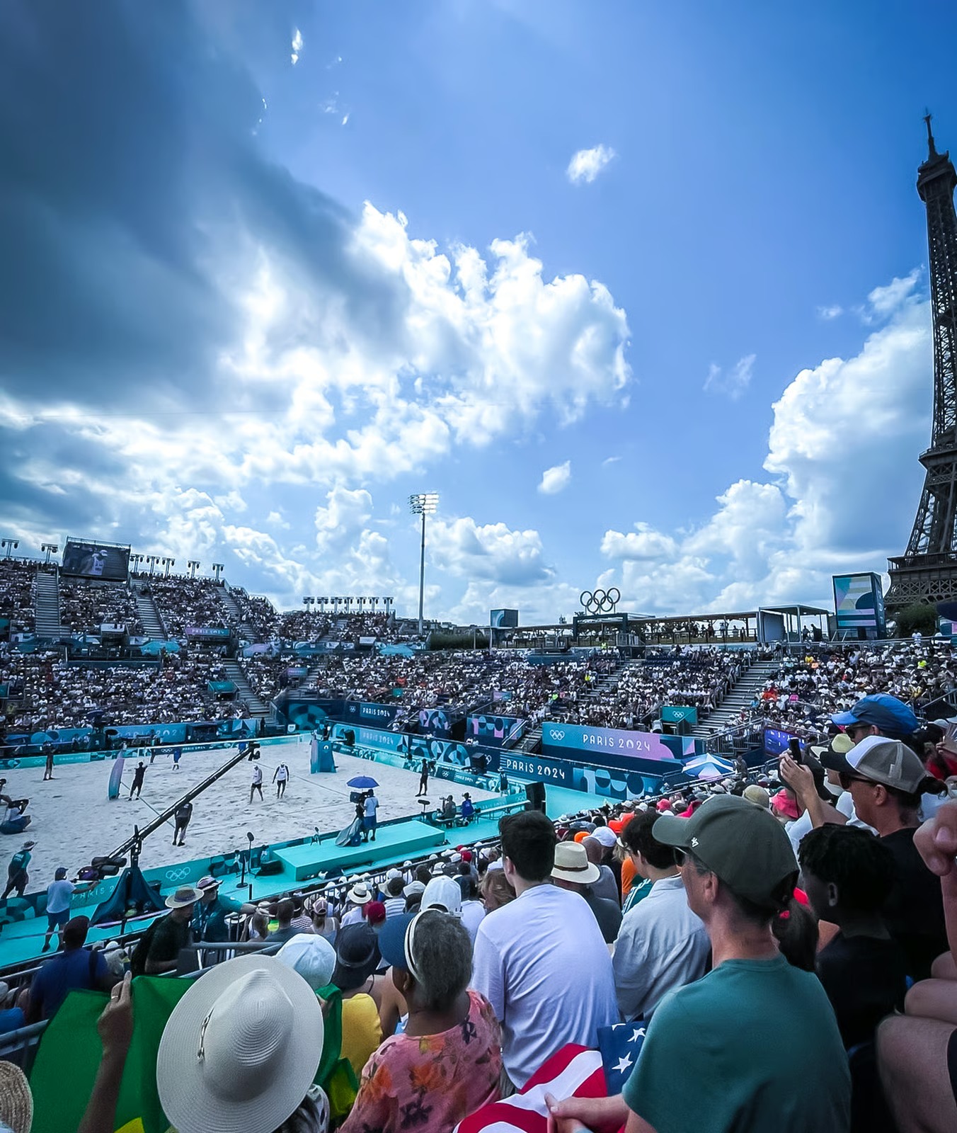 Sportveranstaltung in Paris mit Publikum und Eiffelturm